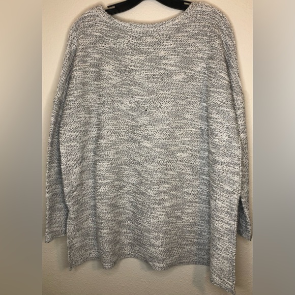 Women’s Sweater - Picture 2 of 3